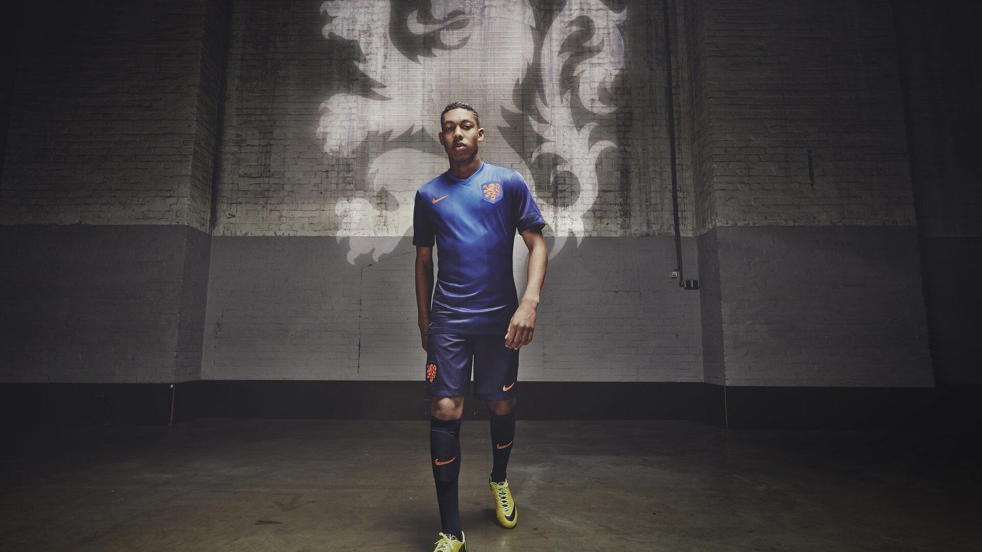 欧文回馈母校捐赠翻新体育馆 高中球衣荣耀高悬见证传承